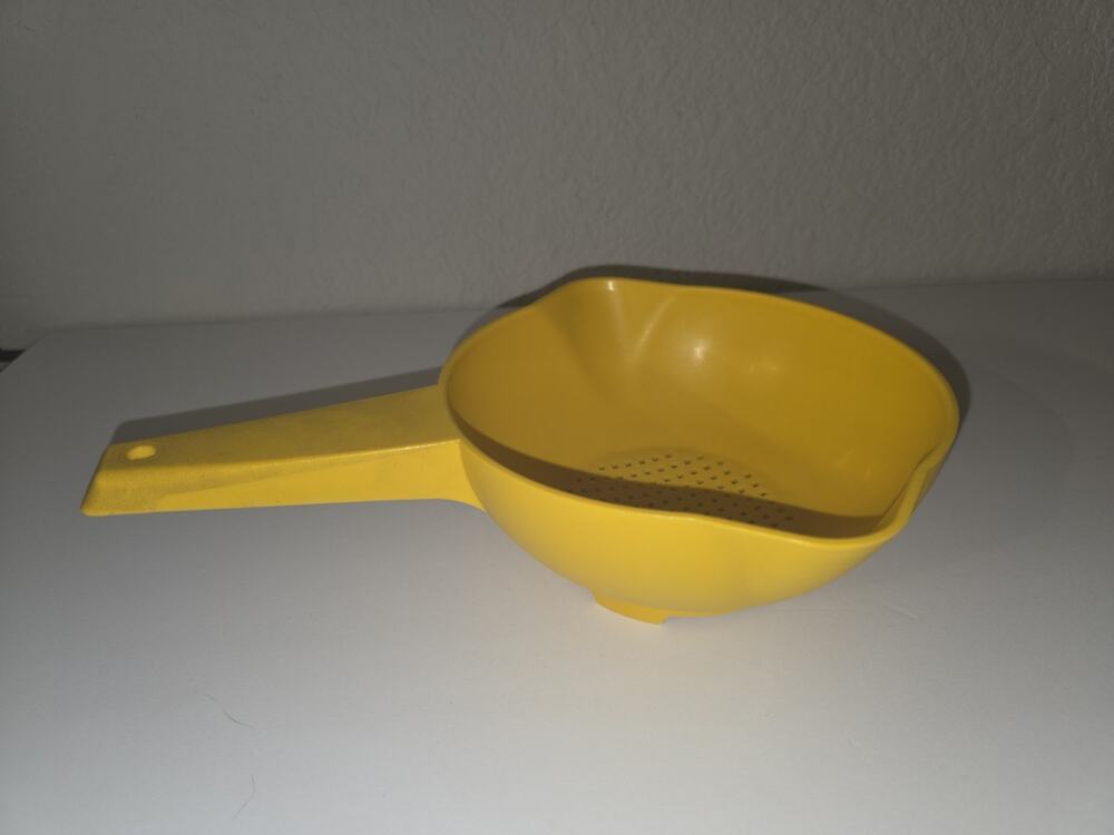 Vintage Tupperware #1200-1 Small Yellow 1 Quart Strainer Colander w/ Handle